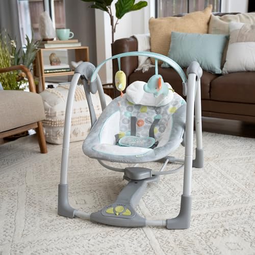 Ingenuity Altalena portatile Swing 'n Go Hugs and Hoots, 5 velocità di rotazione, 6 melodie rilassanti, barra giocattolo rimovibile, età neonatale  , grigio : Prima infanzia