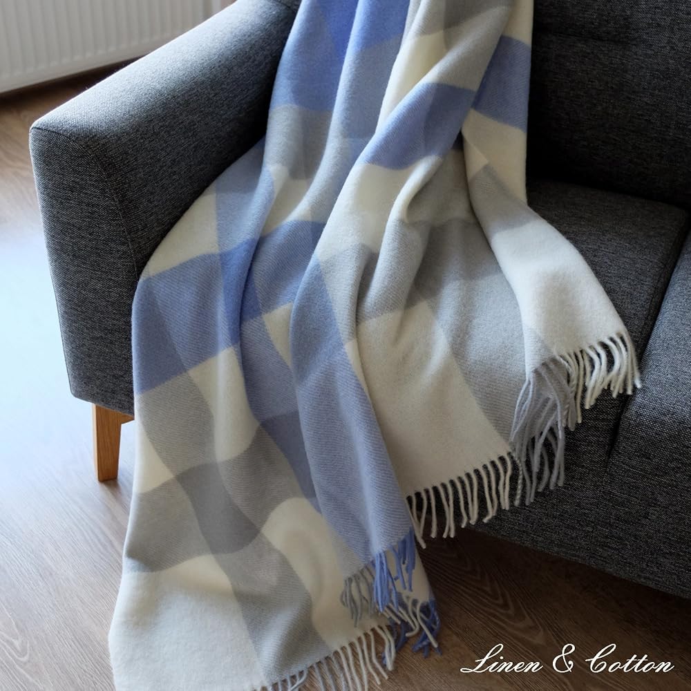 Linen &amp; Cotton Couverture Chaude et Douce à Carreaux Devon avec Franges - 100% Pure Laine de Nouvelle-Zélande, Gris Bleu Blanc (140x 200 cm) Plaid Hiver Noel Femme Homme, Couvre-Lit, Jete de Canape : Cuisine et Maison