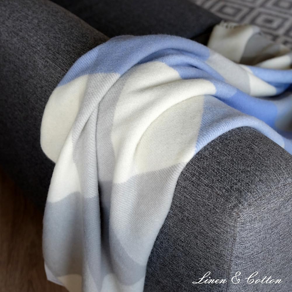 Linen &amp; Cotton Couverture Chaude et Douce à Carreaux Devon avec Franges - 100% Pure Laine de Nouvelle-Zélande, Gris Bleu Blanc (140x 200 cm) Plaid Hiver Noel Femme Homme, Couvre-Lit, Jete de Canape : Cuisine et Maison