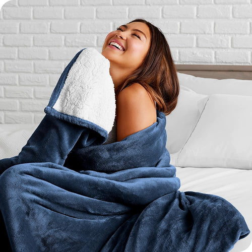 Bare Home Couverture Polaire Sherpa - Chaud et Léger - Couverture en Peluche Moelleuse et Douce - Réversible (220 x 240, Bleu Foncé) : Cuisine et Maison