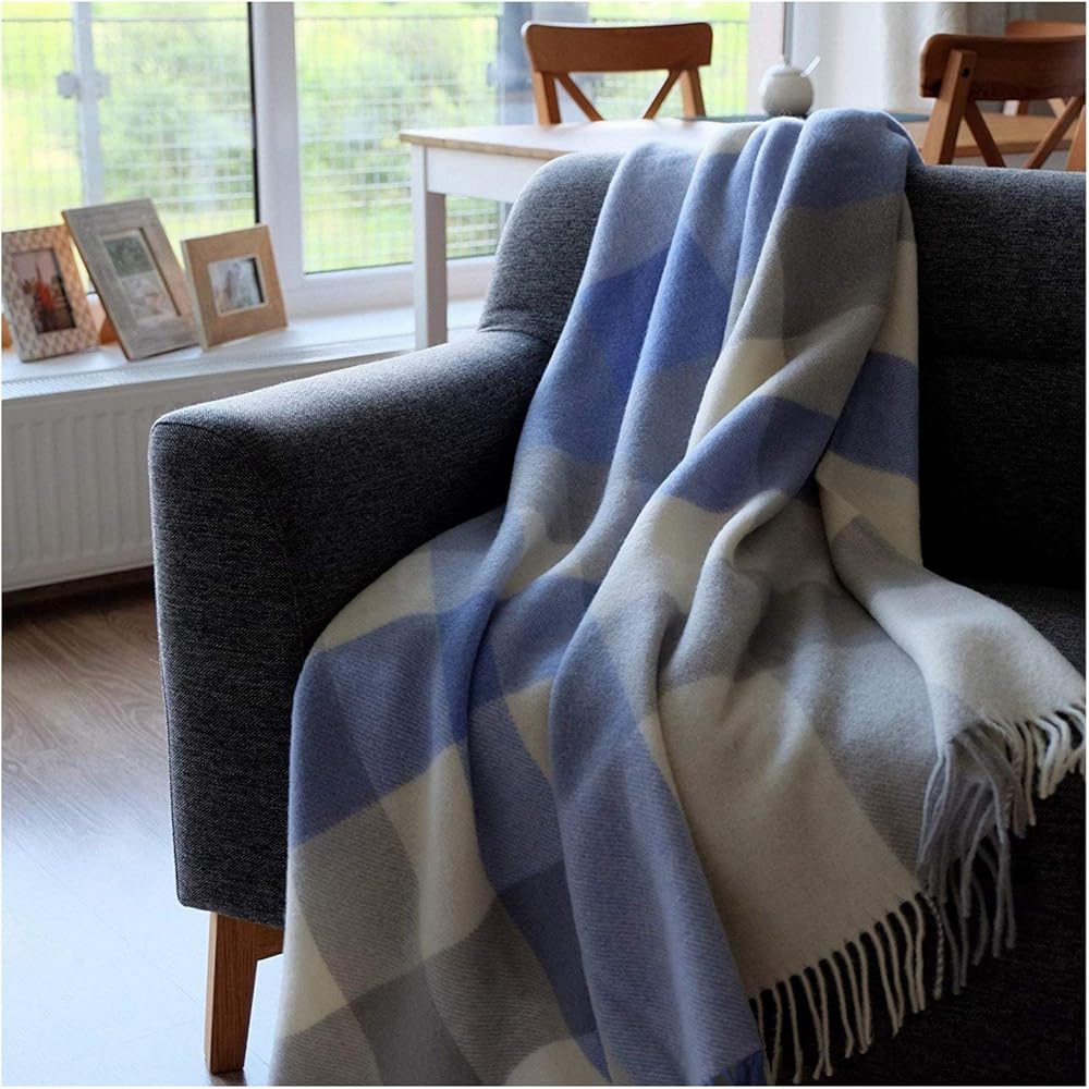 Linen &amp; Cotton Couverture Chaude et Douce à Carreaux Devon avec Franges - 100% Pure Laine de Nouvelle-Zélande, Gris Bleu Blanc (140x 200 cm) Plaid Hiver Noel Femme Homme, Couvre-Lit, Jete de Canape : Cuisine et Maison