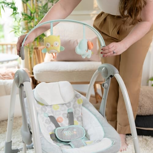 Ingenuity Altalena portatile Swing 'n Go Hugs and Hoots, 5 velocità di rotazione, 6 melodie rilassanti, barra giocattolo rimovibile, età neonatale  , grigio : Prima infanzia