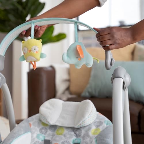 Ingenuity Altalena portatile Swing 'n Go Hugs and Hoots, 5 velocità di rotazione, 6 melodie rilassanti, barra giocattolo rimovibile, età neonatale  , grigio : Prima infanzia