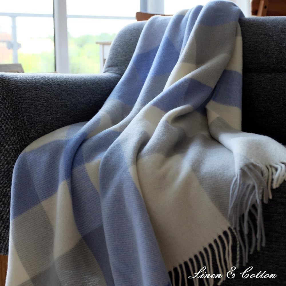 Linen &amp; Cotton Couverture Chaude et Douce à Carreaux Devon avec Franges - 100% Pure Laine de Nouvelle-Zélande, Gris Bleu Blanc (140x 200 cm) Plaid Hiver Noel Femme Homme, Couvre-Lit, Jete de Canape : Cuisine et Maison